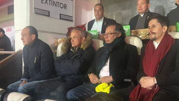 Gustavo Petro finaliza su visita a Chile apoyando a Colombia en el estadio