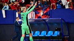 Atletico Madrid's French forward #07 Antoine Griezmann waves to fans at the end of the Spanish Liga football match between CA Osasuna and Club Atletico de Madrid at El Sadar stadium in Pamplona on September 28, 2023. (Photo by ANDER GILLENEA / AFP)