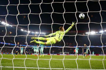 Angel Di Maria of Paris Saint-Germain scores his team's third goal past Marc-Andre ter Stegen of Barcelona