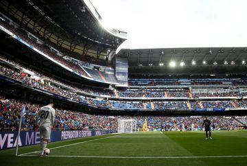 Where are they? Real Madrid's Marco Asensio prepares to take a corner.