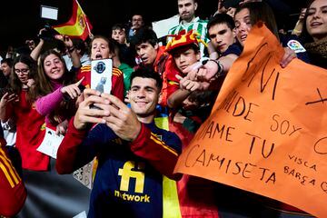 Morata se fotografía con los aficionados que han presenciado el entrenamiento.