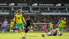 16 October 2021, United Kingdom, Norwich: Norwich City&#039;s Josh Sargent has a shot on goal during the English Premier League soccer match between Norwich City and Brighton &amp; Hove Albion at Carrow Road. Photo: Joe Giddens/PA Wire/dpa 16/10/2021 ONLY FOR USE IN SPAIN