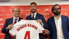 Sergio Ramos, flanqueado por el presidente Pepe Castro y el director deportivo Víctor Orta.