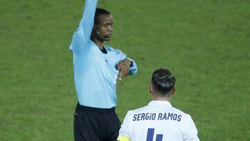El árbitro le perdonó la segunda amarilla a Sergio Ramos