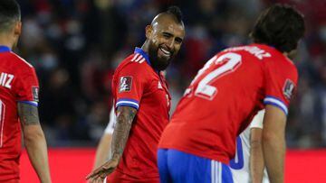 Chile's Arturo Vidal (C) gestures during the South American qualification football match between Chile and Paraguay for the FIFA World Cup Qatar 2022 at the San Carlos de Apoquindo stadium in Santiago, on October 10, 2021. (Photo by Elvis GONZALEZ / POOL / AFP)