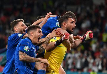 Italia ganaba la Eurocopa, pero también acababa con la maldición de los penaltis en un torneo de selecciones. No existía ningún precedente en la historia de las Eurocopas. Eliminaba a España en semifinales y hacía lo propio en la final contra Inglaterra. 
