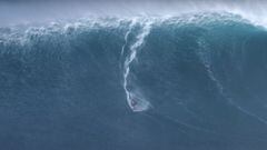 Zane Schweitze surfeando una de las olas m&aacute;s grandes del d&iacute;a 22 de enero del 2023 en Pe&#039;ahi, Maui, Haw&aacute;i, Estados Unidos. 