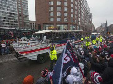 En este automovil fueron los jugadores de los Patriots durante el desfile de la victoria de los Patriots