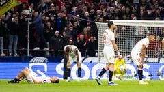 Los jugadores del Sevilla, tras recibir un gol.