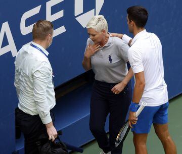 Esto provocó de inmediato su caída y Djokovic ofreció disculpas al instante.