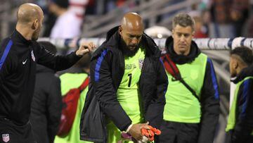 USA goalkeeper Tim Howard leaves the game due to injury