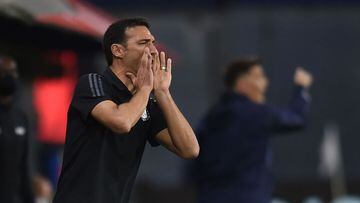 Argentina&#039;s coach Lionel Scaloni gestures during the closed-door 2022 FIFA World Cup South American qualifier football match against Paraguay at La Bombonera Stadium in Buenos Aires on November 12, 2020. (Photo by Marcelo ENDELLI / POOL / AFP)