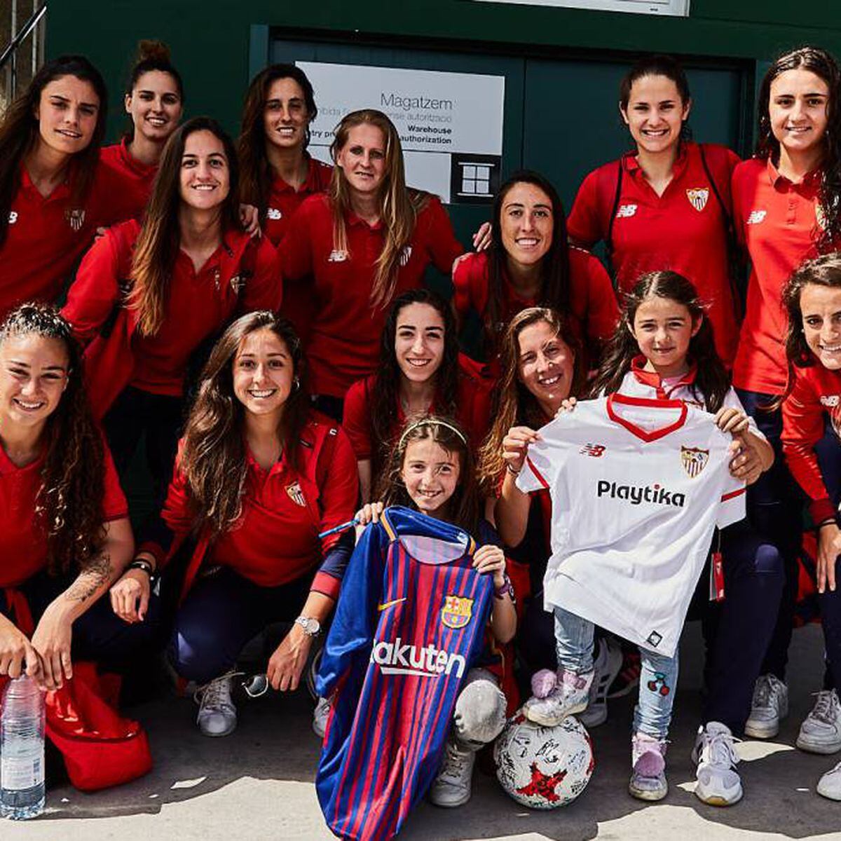 Entrevista a María Vázquez, la pionera que editó cromos de fútbol femenino  para sus hijas 