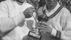 El gran Manuel Santana (Madrid, 82 años) fue el pionero de los éxitos españoles en Roland Garros y por extensión en el tenis internacional. En 1961 supero a Bey, Gulyas, Álvarez, Sangster, y a dos leyendas australianas, Emerson y Laver, antes de ganar en 
