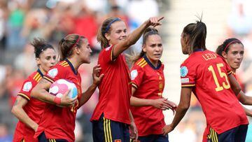 MILTON KEYNES, ENGLAND - JULY 08: Irene Paredes of Spain celebrates with teammates after scoring their team's first goal during the UEFA Women's Euro 2022 group B match between Spain and Finland at Stadium mk on July 08, 2022 in Milton Keynes, England. (Photo by Catherine Ivill - UEFA/UEFA via Getty Images)