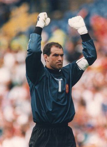 Tras Iker Casillas, el jugador de la historia de la selección con mas internacionalidades (126). Dedutó el 23 de enero de 1985 ante Finlandia.