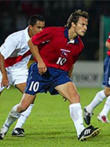 Campeón con Colo Colo en 1997, 1998 y 2002; y seleccionado nacional en siete ocasiones, el lateral izquierdo Raúl Muñoz estudió Derecho y se convirtió en abogado tras retirarse del dútbol en 2004. 