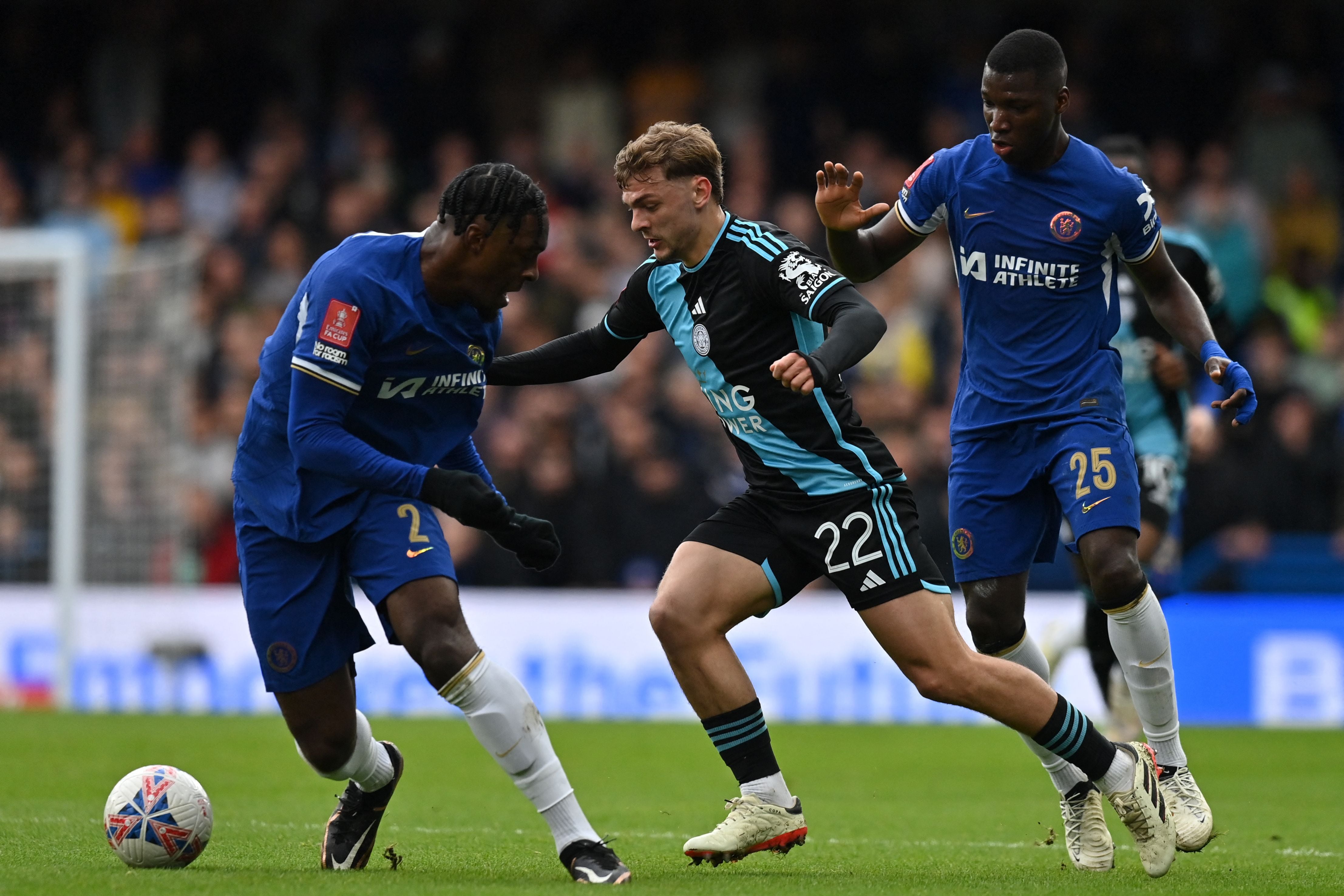  Kiernan Dewsbury-Hall durante un partido con el Leicester