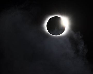 El eclipse pudo verse en Estados Unidos recorriendo el país de costa a costa y tuvo algo más de dos minutos de duración.