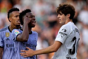 High tension at the Mestalla: images as Vinicius abused