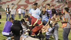 Paramédicos atienden a un lesionado tras los hechos violentos en la final de Liga Premier