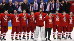 Gangneung (Korea, Republic Of), 25/02/2018.- Players of Olympic Athlete of Russia (OAR) with their gold medals at the medal ceremony with team members (behind) after winning the Men&#039;s Ice Hockey gold medal match against Germany at the Gangneung Hockey Centre during the PyeongChang 2018 Winter Olympic Games, in Gangneung, South Korea, 25 February 2018. (Corea del Sur, Rusia, Alemania) EFE/EPA/KIMIMASA MAYAMA