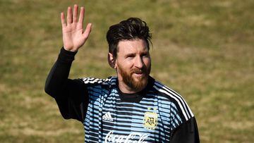 Leo Messi saludando a los fans en un entrenamiento con la selecci&oacute;n de Argentina antes del Mundial de Rusia.