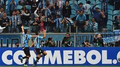 Cicero (R) of Brazilx92s Gremio celebrates with fans after scoring against Argentina&#039;s Lanus, during their Copa Libertadores 2017 first leg final match at Arena Gremio stadium, in Porto Alegre, Brazil on November 22, 2017. / AFP 