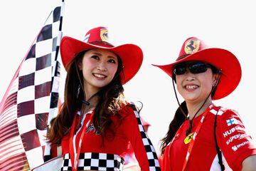 Seguidores japoneses presentes en el circuito de Suzuka para disfrutar de la carrera. 