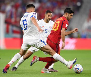 Marco Asensio lucha por la posesión con Oscar Duarte y Celso Borges de Costa Rica durante el partido del Grupo E de la Copa Mundial de la FIFA Qatar 2022.