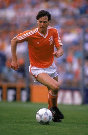 El holandés que obtuvo el éxito como delantero de su selección y del AC Milan, se retiró del fútbol en 1993, a los 31 años, después de pasar diferentes cirugías de tobillo que no pudieron curar del todo su lesión.