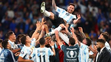 LONDON, ENGLAND - JUNE 01: Lionel Messi of Argentina is thrown in the air by their teammates as they celebrate their sides victory in the 2022 Finalissima match between Italy and Argentina at Wembley Stadium on June 01, 2022 in London, England. (Photo by 