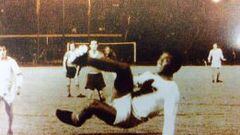 El atacante de Buenaventura marca de 'chilena' el empate de Santa Fe 1-1 ante Independiente en Bogotá. Copa Libertadores 1972.