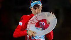 Fabio Aru besa el trofeo que le acredita como campe&oacute;n de la Vuelta 2015.
