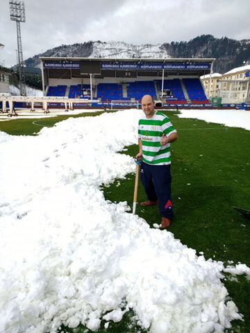 Joseba from Eskozia la Brava clearing the pitch at Eibar