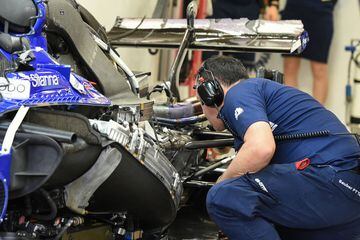 Un mecánico inspecciona el vehículo del piloto sueco de Sauber, Marcus Ericsson. 