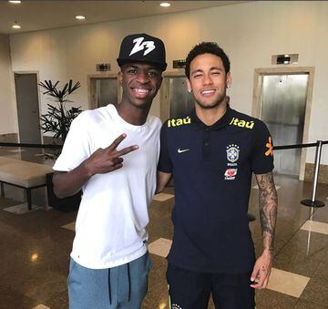 En su cuenta de Instagram podemos encontrar fotos con sus ídolos: Cristiano Ronaldo, Neymar, Ronaldinho...