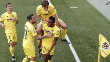 Gerard Moreno, Alc&aacute;cer y Pau celebran con Chukwueze el gol del Villarreal. 