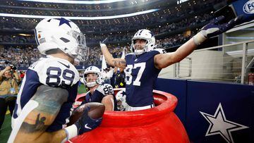 ARLINGTON, TEXAS - NOVEMBER 24: Peyton Hendershot #89 of the Dallas Cowboys celebrates a touchdown with Jake Ferguson #87 and Dalton Schultz #86 during the second half in the game against the New York Giants at AT&T Stadium on November 24, 2022 in Arlington, Texas.   Wesley Hitt/Getty Images/AFP (Photo by Wesley Hitt / GETTY IMAGES NORTH AMERICA / Getty Images via AFP)