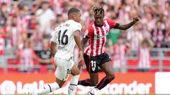 BILBAO, SPAIN - AUGUST 21: Nico Williams of Athletic Club battles for possession with Samuel Lino of Valencia CF during the LaLiga Santander match between Athletic Club and Valencia CF at San Mames Stadium on August 21, 2022 in Bilbao, Spain. (Photo by Juan Manuel Serrano Arce/Getty Images)