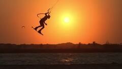 Liam Whaley practicando kitesurf en Cumbuco (Brasil) durante la puesta de sol.
