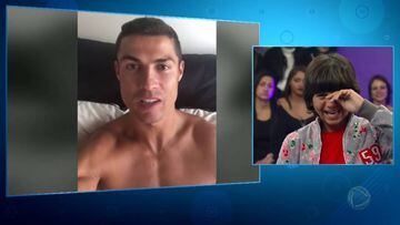 Imagen del vídeo que Cristiano Ronaldo le dedicó a su fan Rodriguinho, un niño de 13 años de Brasil, y la emoción del niño al descubrirlo en el programa de televisión brasileño "Hora do Faro"