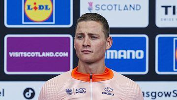 El ciclista neerlandés Mathieu van der Poel posa en el podio como campeón de la prueba en ruta de los Mundiales de Ciclismo.