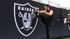 CANTON, OHIO - AUGUST 04: Derek Carr #4 of the Las Vegas Raiders stretches prior to the 2022 Pro Hall of Fame Game against the Jacksonville Jaguars at Tom Benson Hall Of Fame Stadium on August 04, 2022 in Canton, Ohio.   Nick Cammett/Getty Images/AFP
== FOR NEWSPAPERS, INTERNET, TELCOS & TELEVISION USE ONLY ==