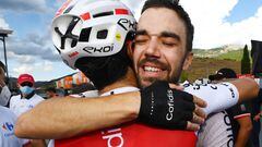 Jesús Herrada se abraza a su hermano José para celebrar su victoria en Cistierna, meta en la séptima etapa de La Vuelta 2022.