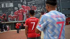 Aficionados del Manchester United vistiendo las camisetas del ídolo portugués.