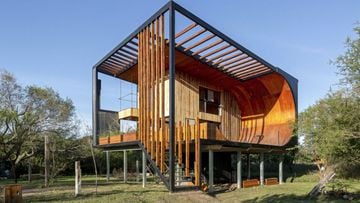 Una casa con una rampa de skate de madera integrada en las islas del r&iacute;o Paran&aacute;, frente a Rosario (Santa Fe, Argentina). 
