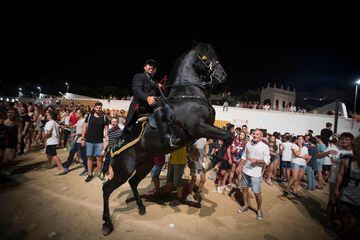 La ciudad menorquina de Ciutadella vibró con los 'Jocs des Pla', una tradición que cada año aglutina a más gente en las fiestas de Sant Joan.