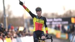 El ciclista belga Toon Aerts celebra su victoria en la prueba del Superprestige de Zonhoven en 2019.
