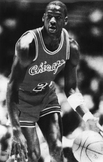 Michael Jordan empezó en Chicago Bulls en 1984. Estaría en dos épocas diferentes (de 1984 a 1993 y de 1995 a 1998).